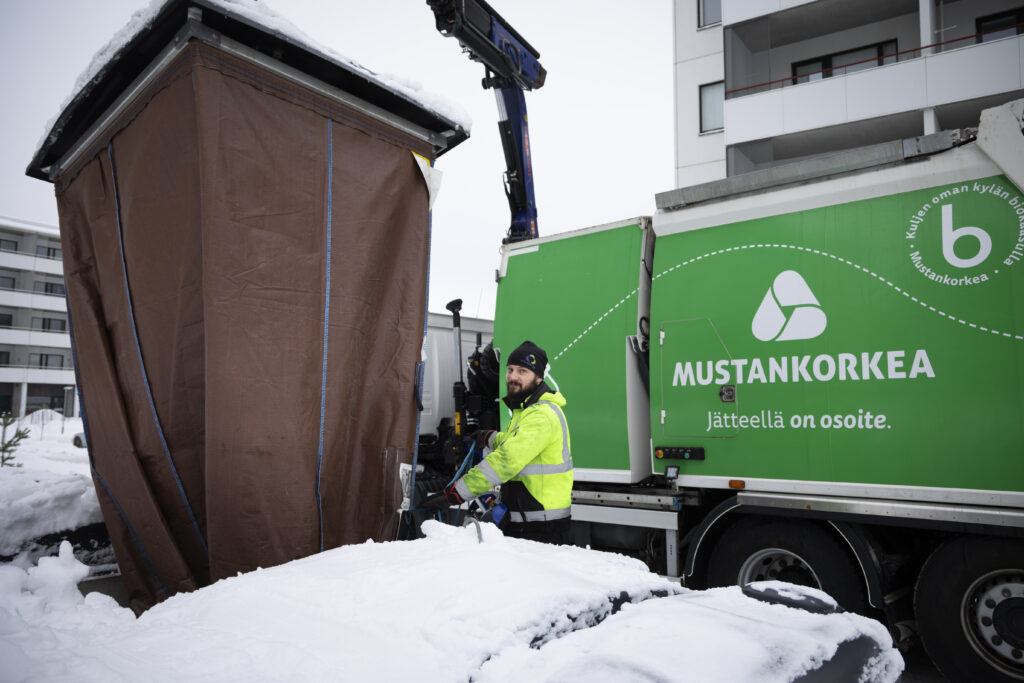 Jäteauto tyhjentää jäteastiaa