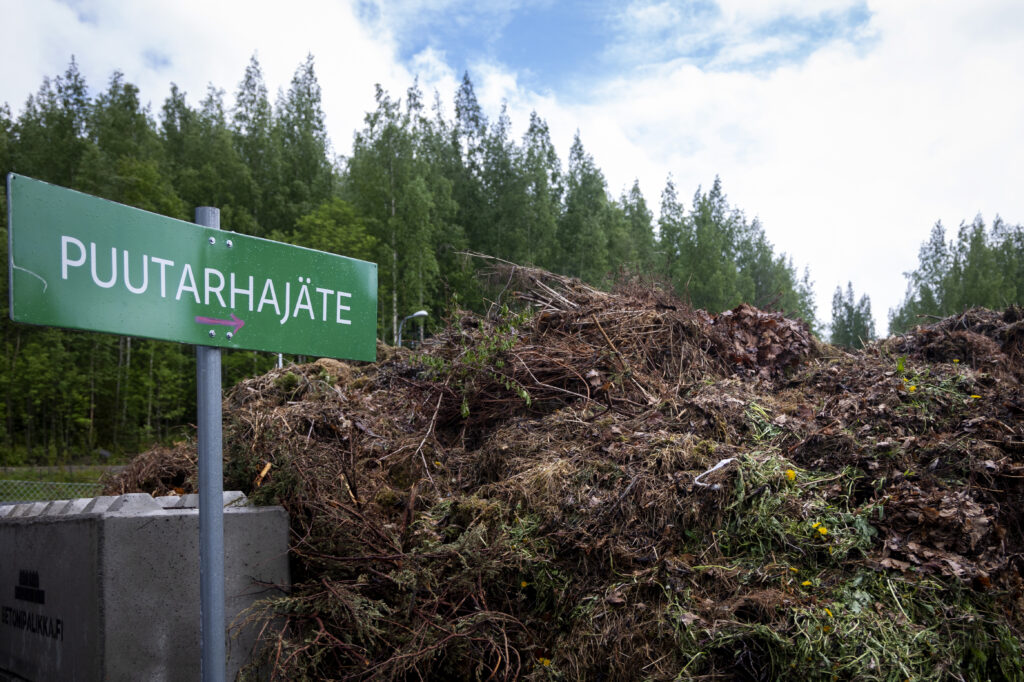 Puutarhajätteen kyltti osoittaa, minne haravointijäte laitetaan