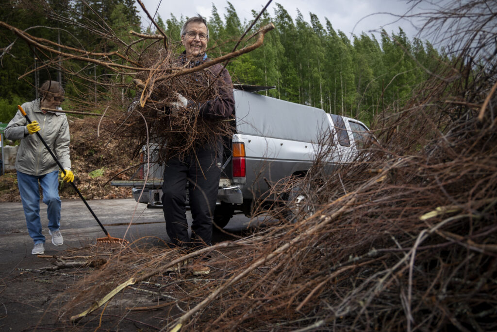 Miestä hymyilyttää, kun risujätteet on saanut tuoda maksutta Laukaan pienjäteasemalle