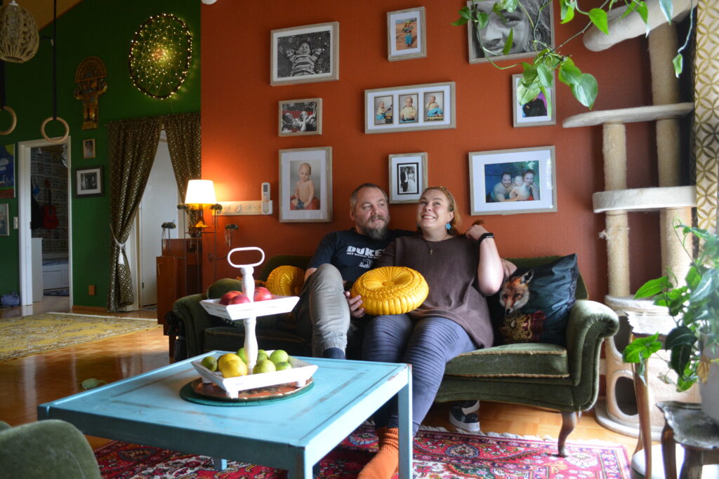 Mikko ja Kaisa-Liisa Ikonen olohuoneessaan