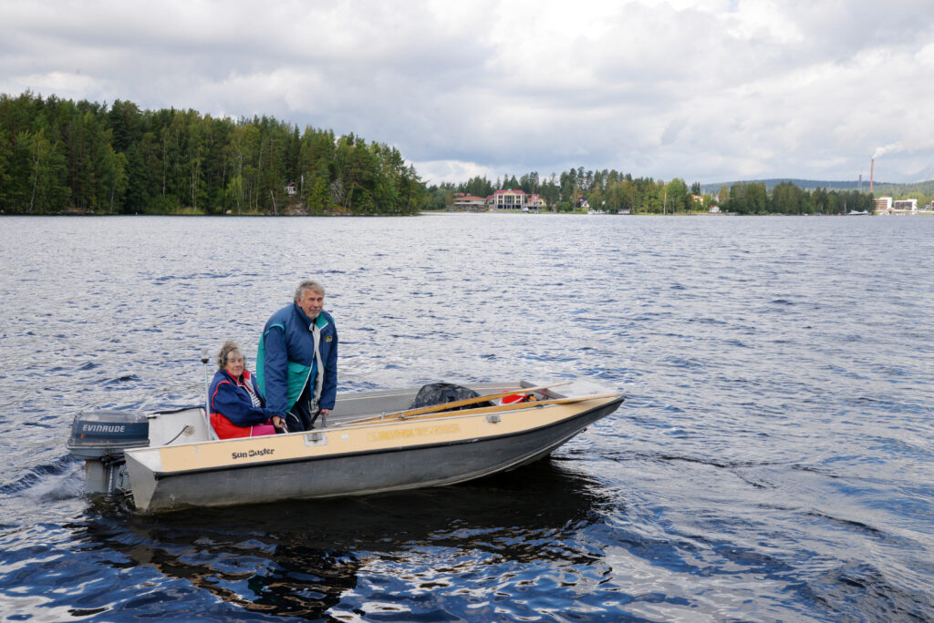 Nainen ja mies veneellä Päijänteellä