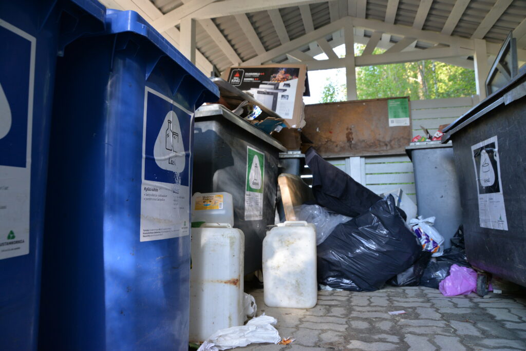 Paljon sotkua ja hyötykeräyspisteelle kuulumatonta irtojätettä jätesäkeissä sekä muovikanistereita