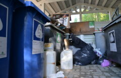 Paljon sotkua ja hyötykeräyspisteelle kuulumatonta irtojätettä jätesäkeissä sekä muovikanistereita