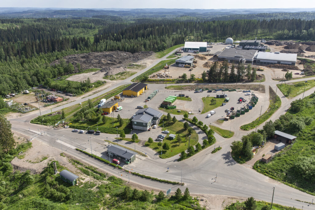 Ilmakuvassa näkyy korkealta erilaisia jätelavoja