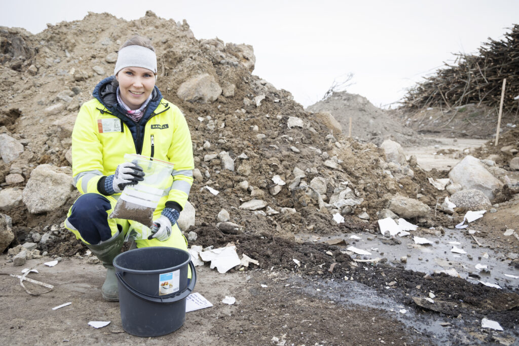 Nainen pitelee kädessään näytteenottopussia