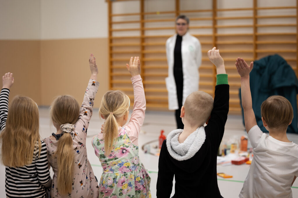 Lapset viittaavat, kun Into-tutkija kysyy lajittelusta