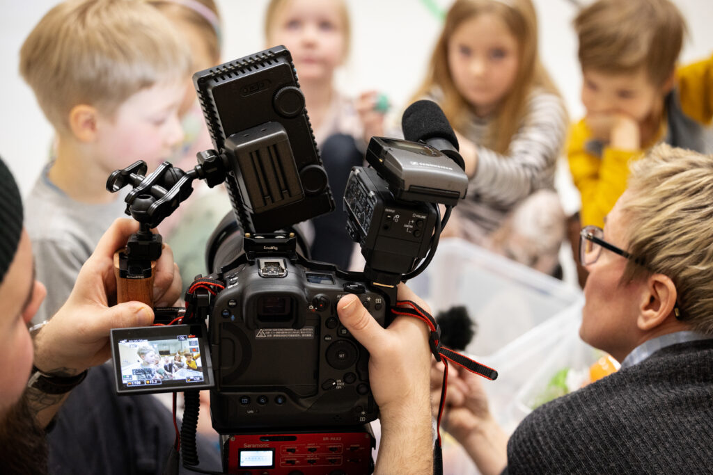 Kamera kuvaa esikouluikäisiä lapsia YLEn alueuutisiin