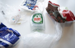 Kuvassa pöydällä tyhjiä muovipakkauksia
