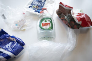 Kuvassa pöydällä tyhjiä muovipakkauksia