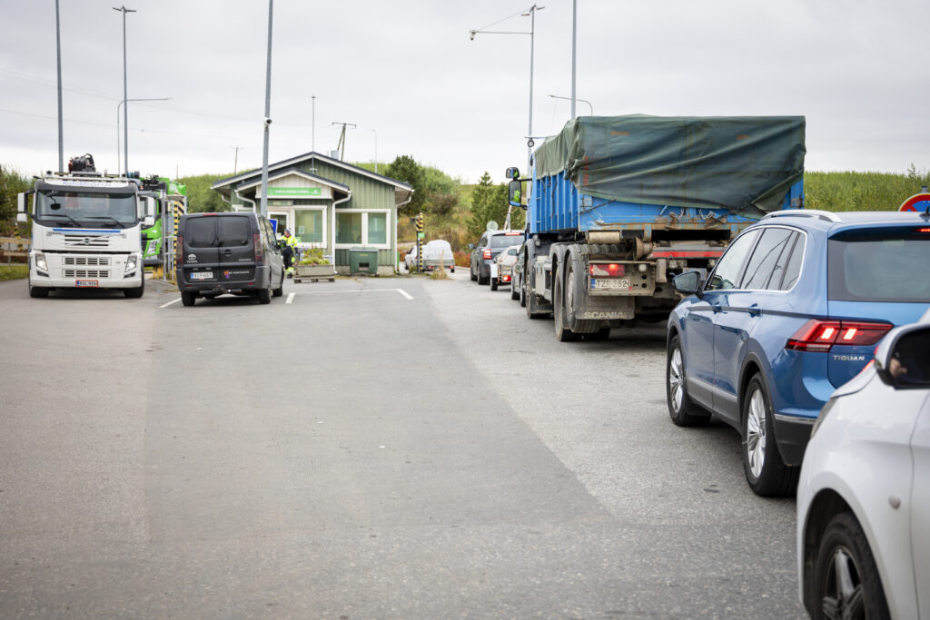 Autoja pitkässä rivissä jonottamassa Mustankorkean vaaka-asemalle