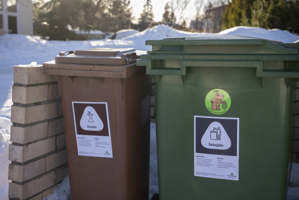 Biojäte- ja sekajäteastiat talvella ulkona