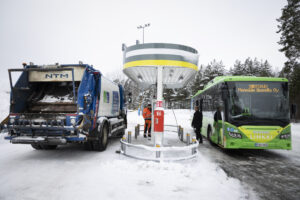 Jäteauto sekä paikallisbussi tankkaamassa biokaasua Seppälän tankkausasemalla
