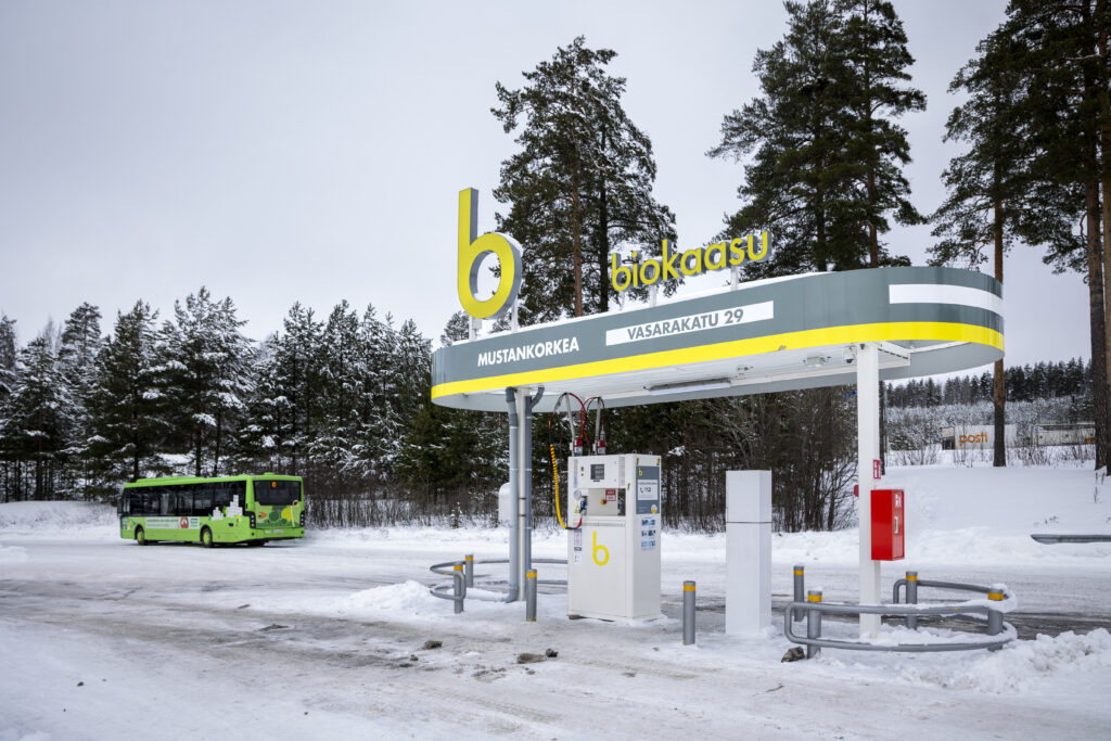Talvinen kuva Seppälän tankkausasemasta, taustalla näkyy vihreä paikallisliikenteen linja-auto