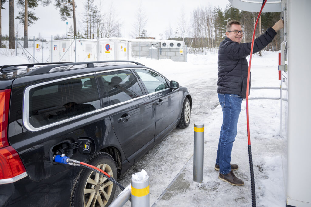 Mies aloittamassa biokaasuauton tankkaamista