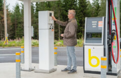 Mies maksamassa biokaasun tankkausta