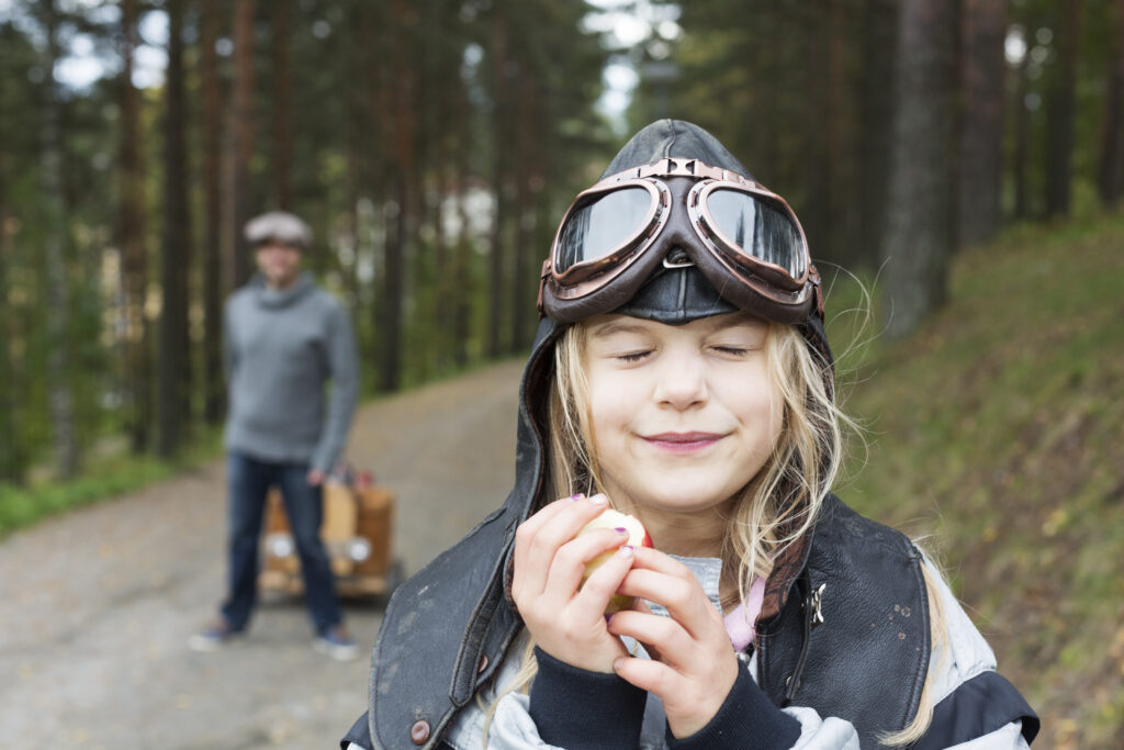 Lapsi syö omenaa veikeä ilme kasvoillaan