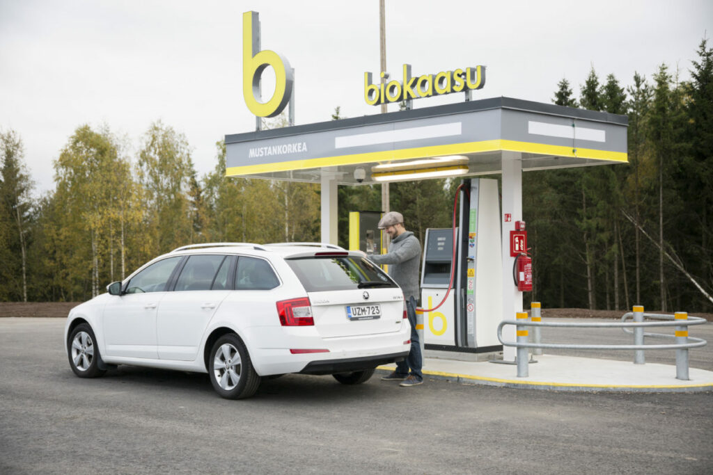 Mies tankkaamassa biokaasuautoaan Mustankorkean tankkausasemalla