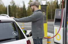 Mies tankkaa valkoista biokaasuautoaan