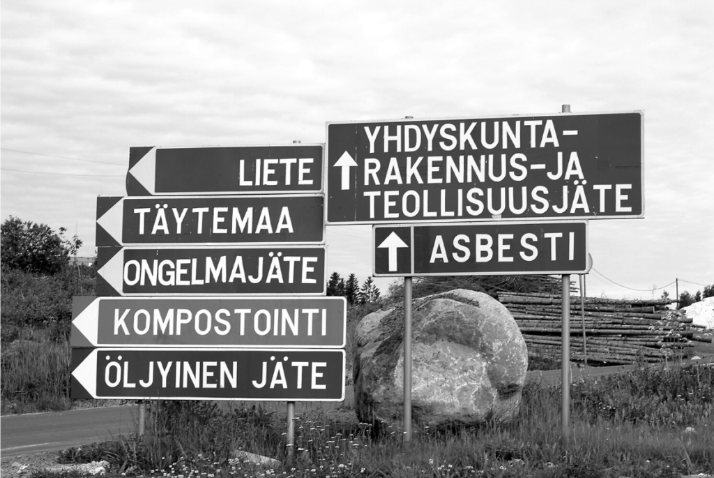 Kuvassa liikennemerkkejä Mustankorkean jäteasemalla vuonna 2004: Liete, täytemaa, ongelmajäte, kompostointi, öljyinen jäte, yhdyskunta-, rakennus- ja teollisuusjäte, asbesti