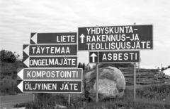 Kuvassa liikennemerkkejä Mustankorkean jäteasemalla vuonna 2004: Liete, täytemaa, ongelmajäte, kompostointi, öljyinen jäte, yhdyskunta-, rakennus- ja teollisuusjäte, asbesti