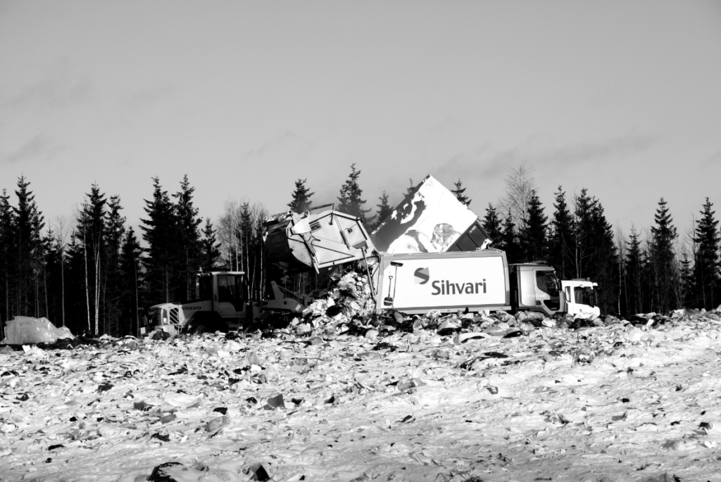 Jäteauto tyhjäämässä kuormaa Mustankorkean jätekeskuksen kaatopaikalla.