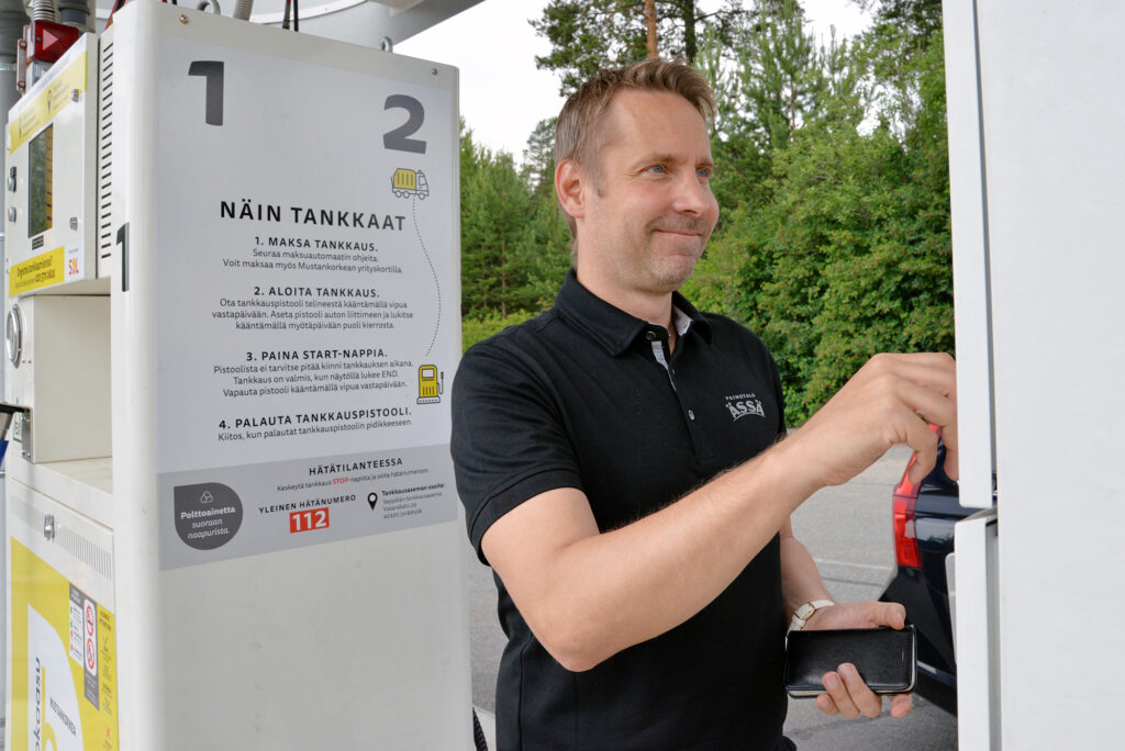 Ville Ruuska asioi biokaasun tankkausasemalla.