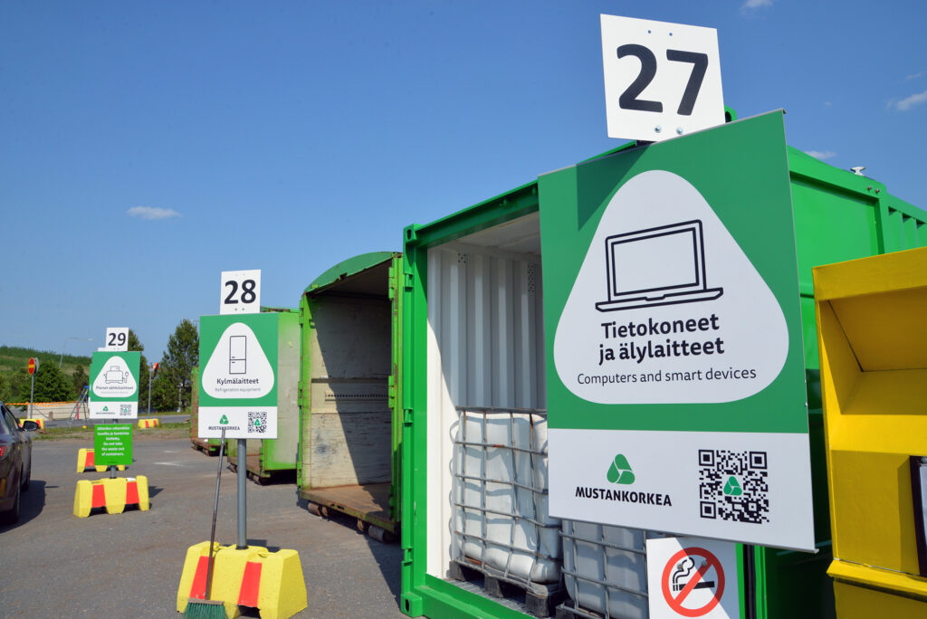 Kyltissä lukee tietokoneen ja älylaitteet sekä yläpuolella on kierrätyspisteen numero 27.