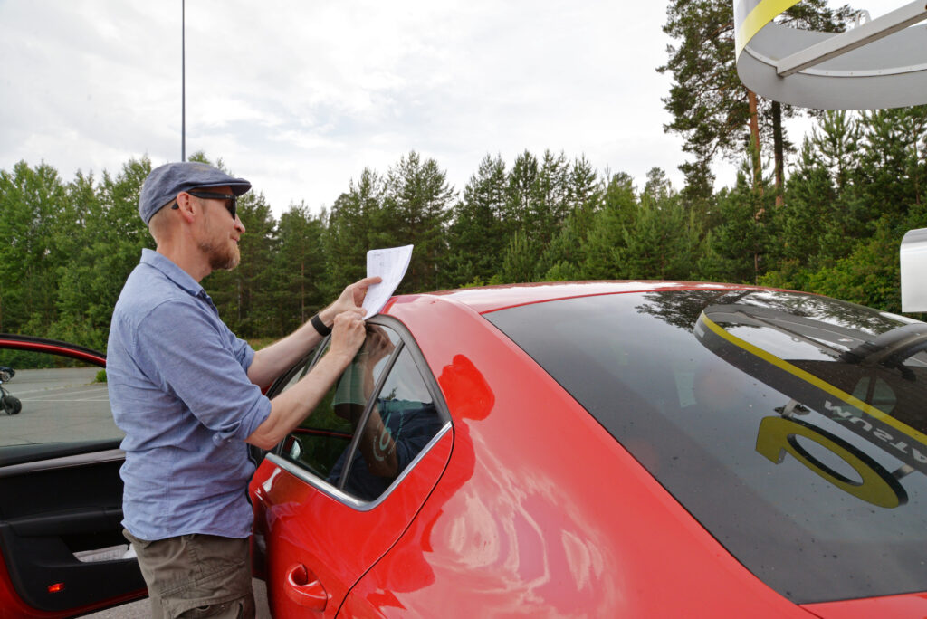 Jarkko Sairanen on pitänyt kirjaa biokaasuautoilun kuluista ja todennut säästäneensä 1500 euroa vuodessa.