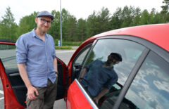 Biokaasuautoilija Jarkko Sairanen seisoo autonsa vieressä.