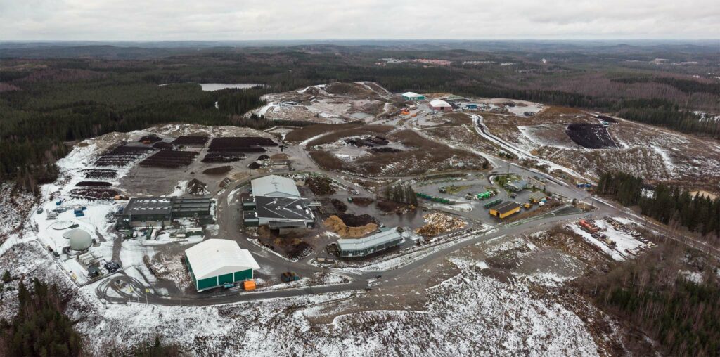 Ilmakuva jätekeskuksesta talvella. Taustalla näkyy metsää, taivast on melko harmaa.