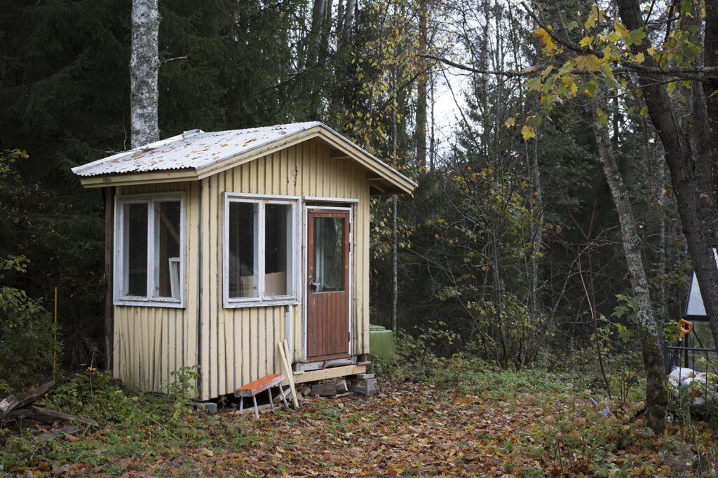 Vanhasta kuistista on tehty varasto puutarhan työkaluille ja ruukuille.