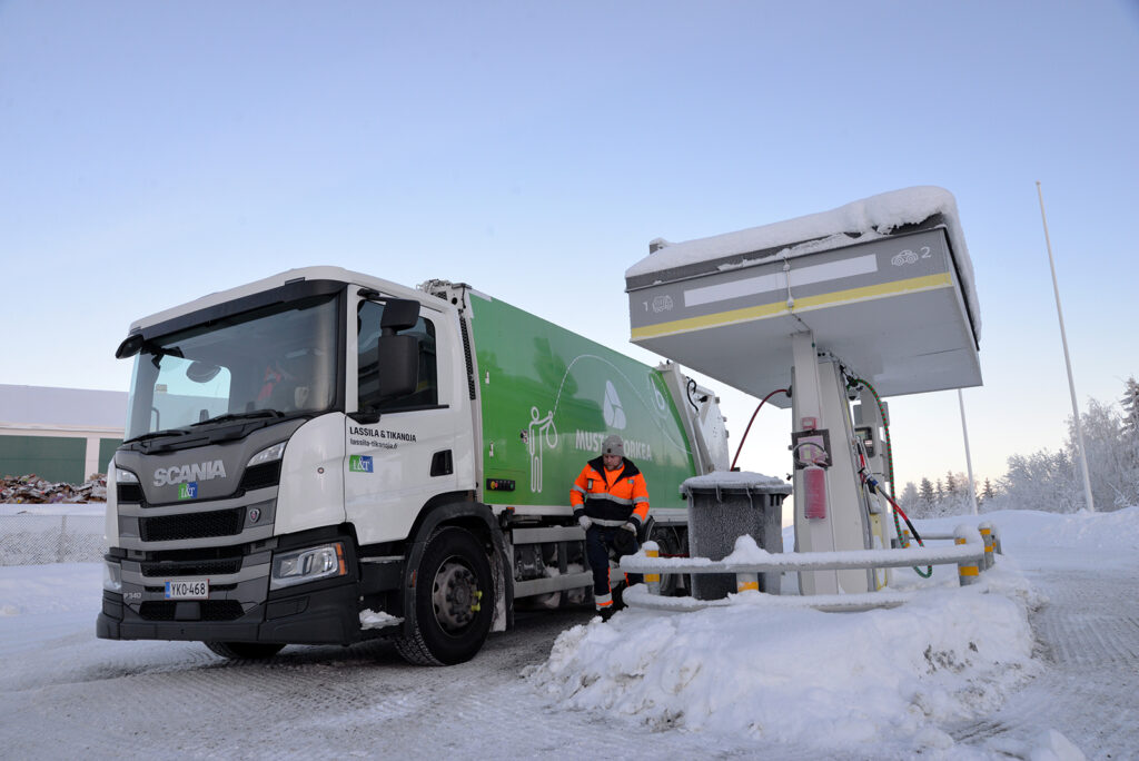 Jäteauto on tankkausasemalla. On pilvetön ja kaunis talvipäivä.