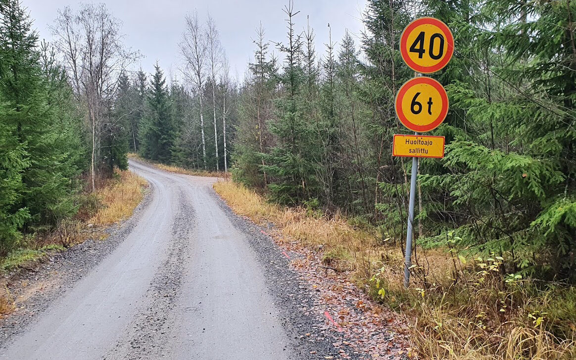 Hiekkatiellä on liikennemerkki, jossa nopeusrajoitus 40 kilometriä tunnissa sekä kuuden tonnin painorajoitus. Kyltissä lukee, että huoltoajo sallittu.