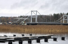 Harmaana päivänä kuvattu silta, joka vie Lehtisaareen Säynätsalossa.