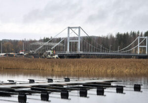 Harmaana päivänä kuvattu silta, joka vie Lehtisaareen Säynätsalossa.