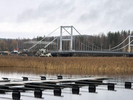Harmaana päivänä kuvattu silta, joka vie Lehtisaareen Säynätsalossa.