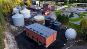 Kuvassa on Nenäinniemen jätevedenpuhdistamo ja sen biokaasulaitos.
