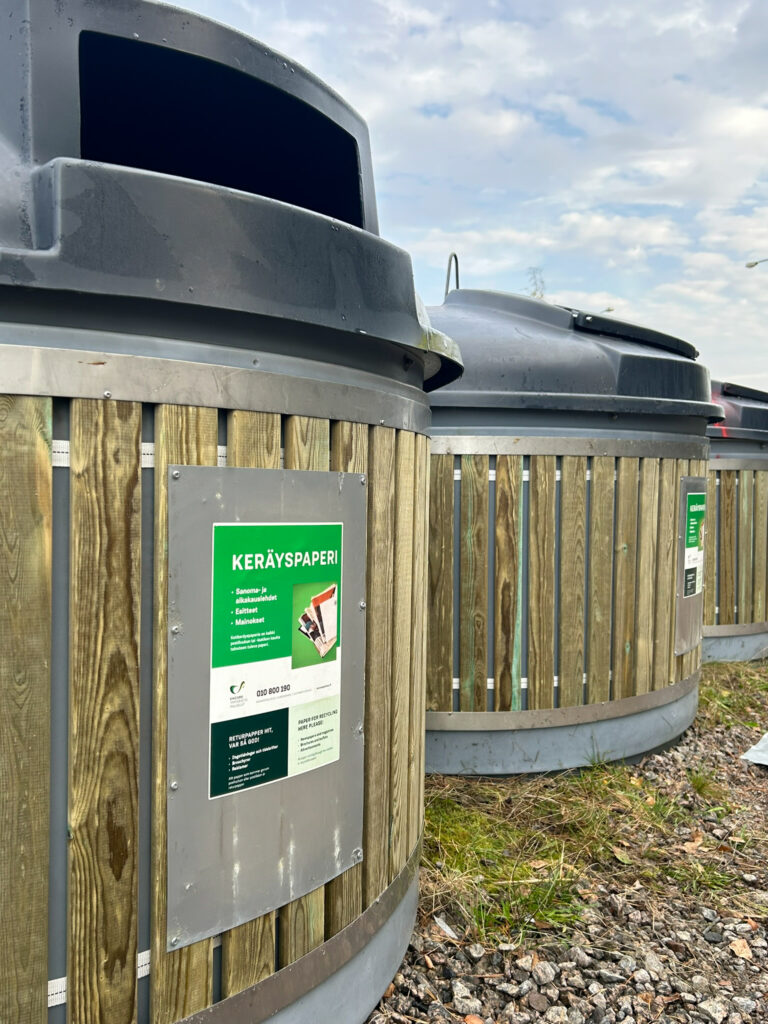 Hyötykeräyspisteitä, lähikuvassa keräyspaperin kierrätyspiste.