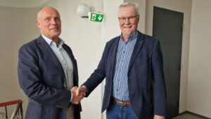 Kuvassa Verdis Oy:n toimitusjohtaja Jukka Koivisto ja Mustankorkea Oy:n toimitusjohtaja Esko Martikainen kättelevät.