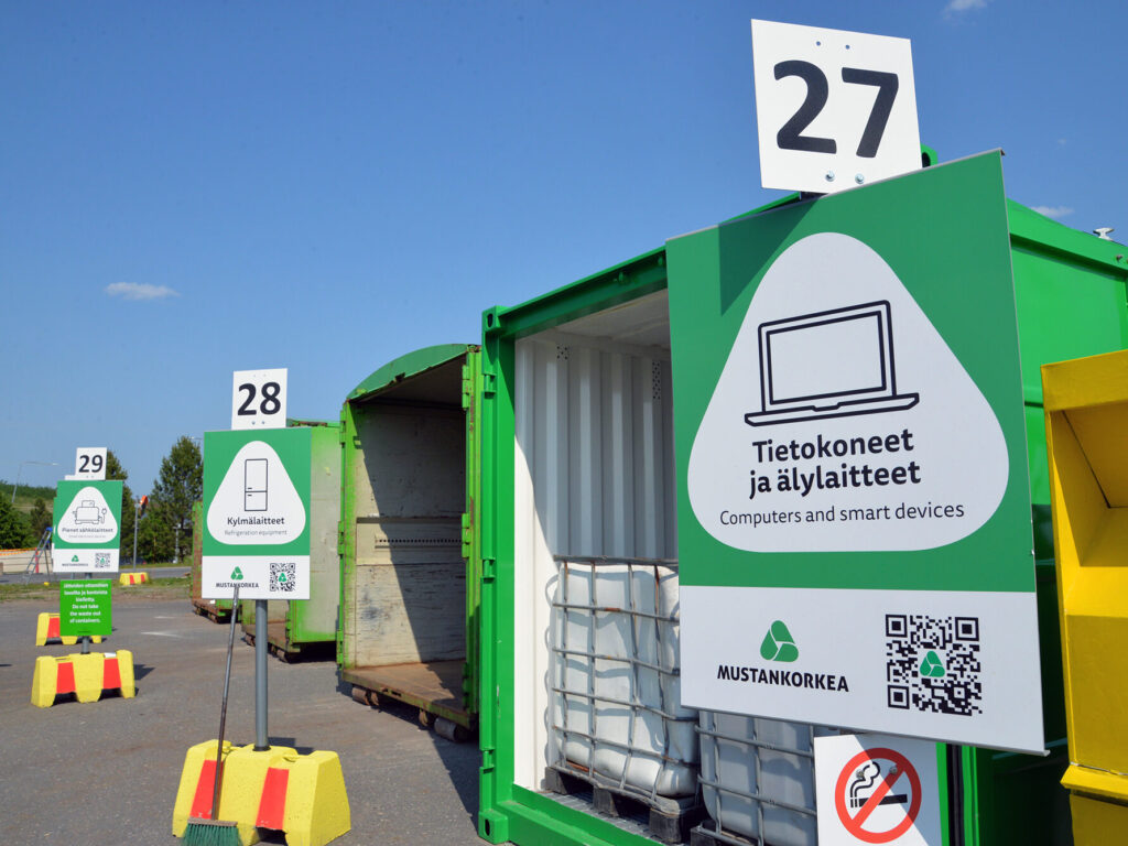 Kyltissä lukee tietokoneen ja älylaitteet sekä yläpuolella on kierrätyspisteen numero 27.