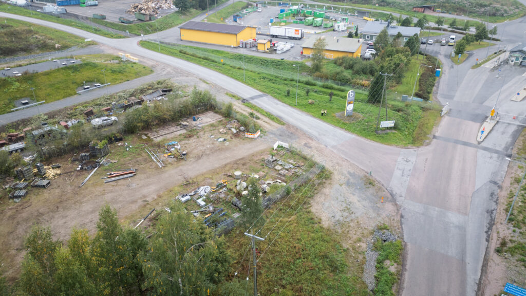 Ilmakuva, josa näkyy jätekeskusta. Lajittelupiha on ylhäällä ja etualalla on jonkinlainen hieman sotkuinen varastotila.