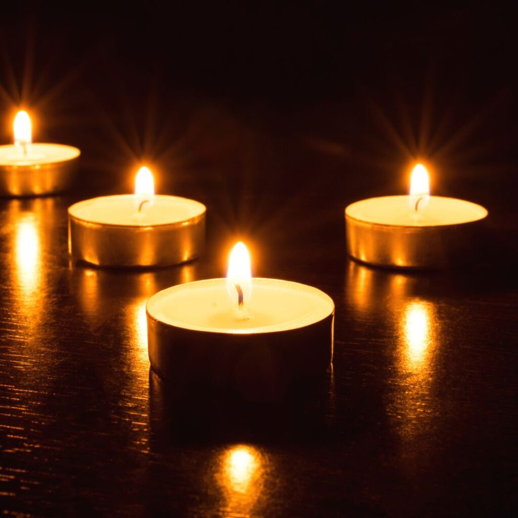 Pöydällä on tuikkukynttilöitä.