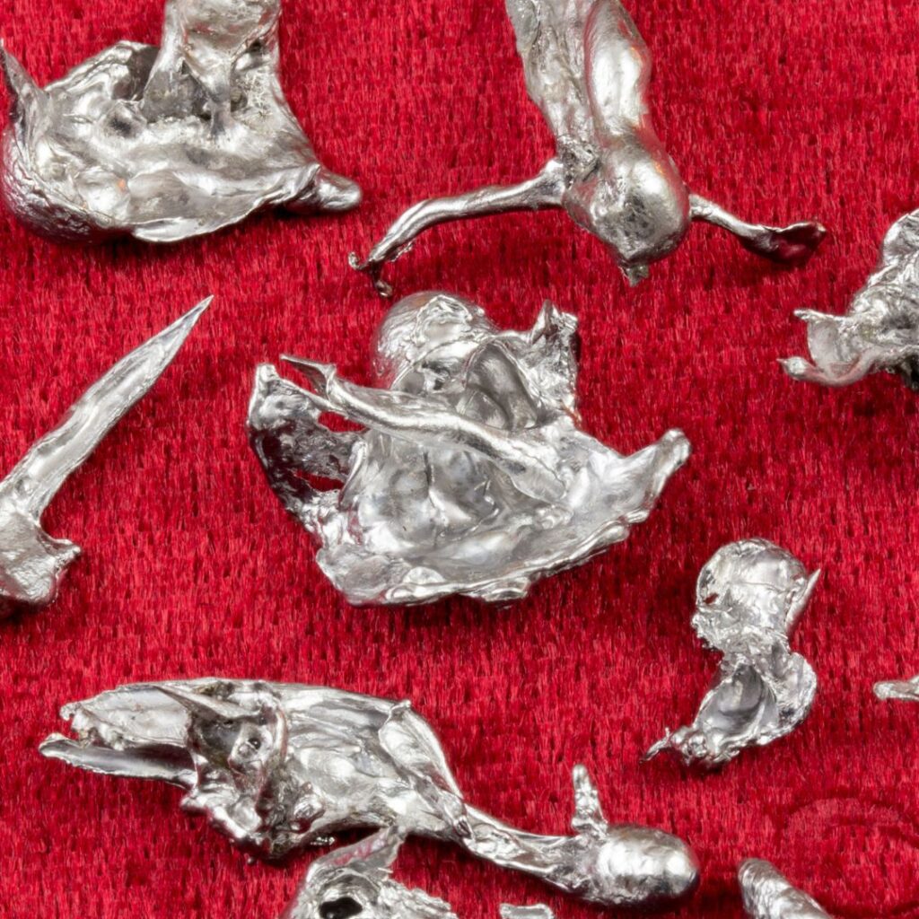 Punaisella kankaalla on tinoja.