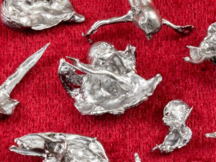 Punaisella kankaalla on tinoja.