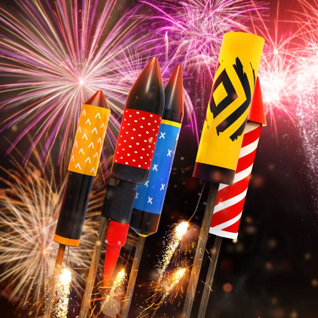 Takan näkyy ilotulitusraketteja ja etualalla vielä ampumattomia raketteja.