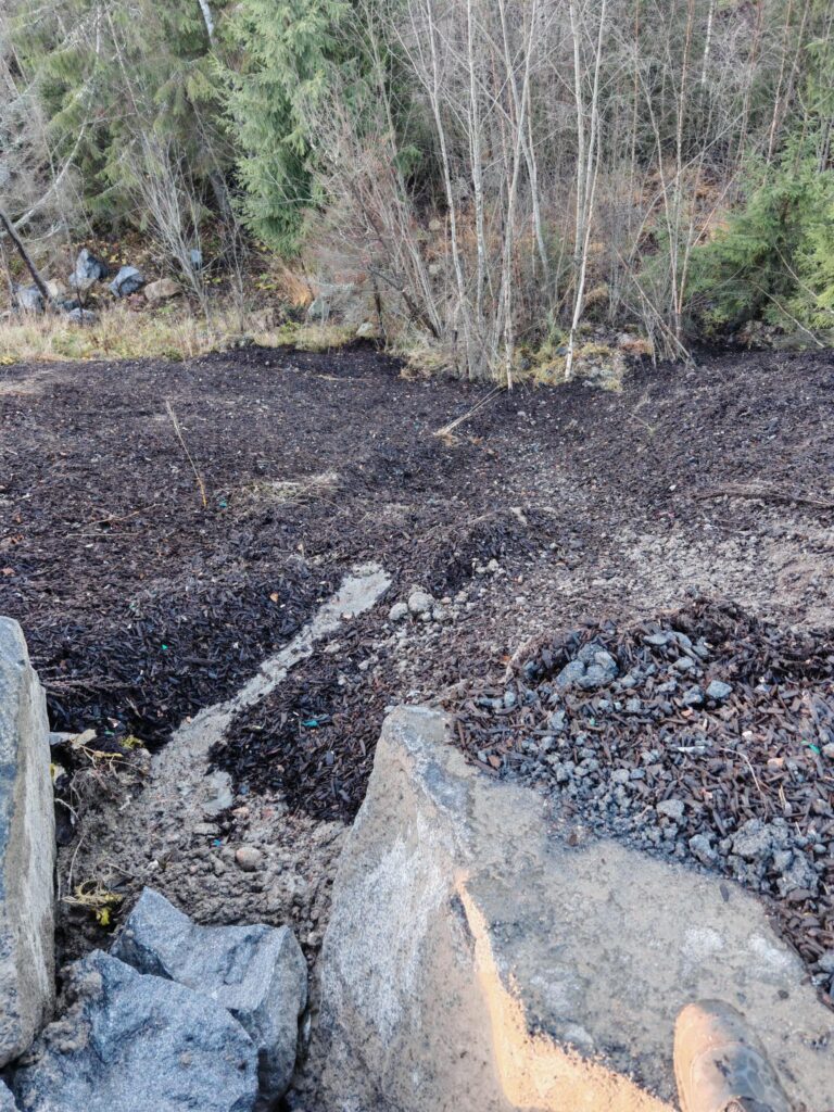 Kuva on otettu ylhäältä alaspäin jyrkkään penkereeseen.