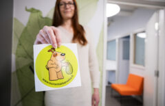 Nainen pitää kädessää koirankakkatarraa.