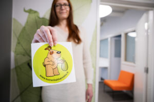 Nainen pitää kädessää koirankakkatarraa.