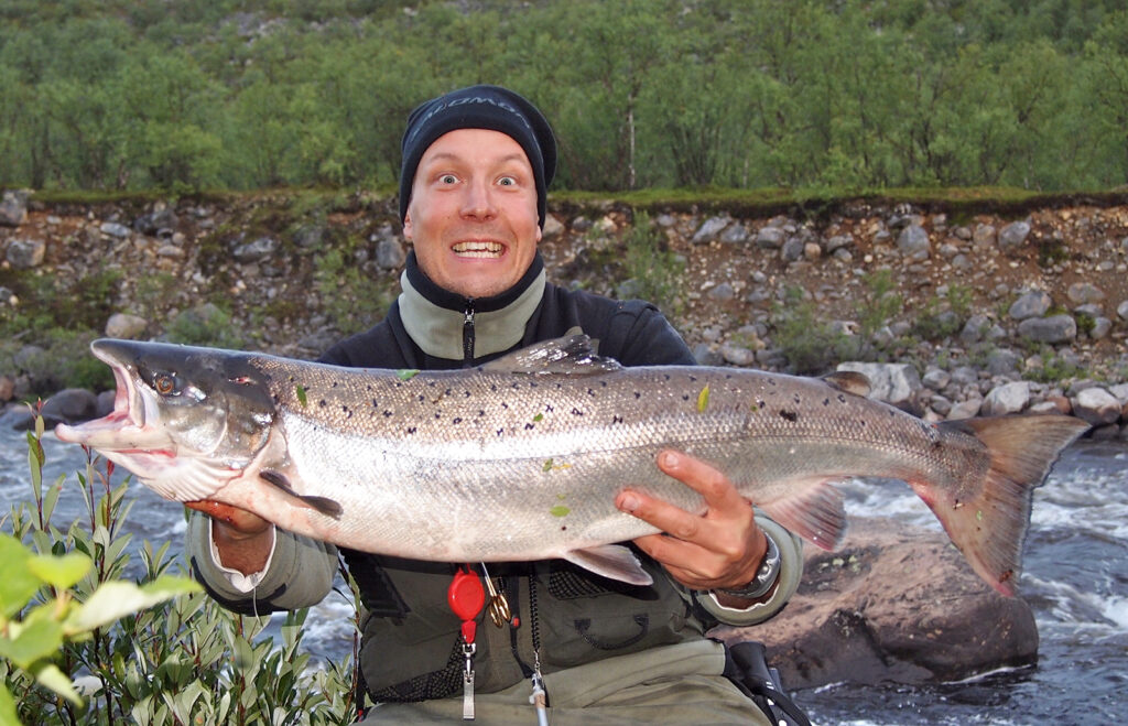 Mies on saanut ison kalan.