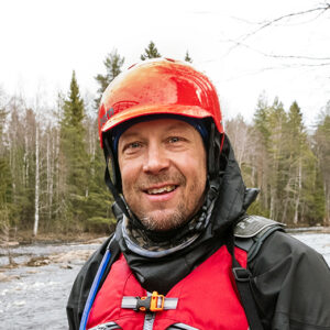 Mies katsoo kameraan kypärä päässä.